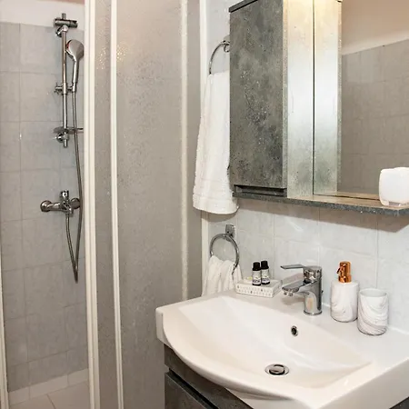 Kineri House Apartman *