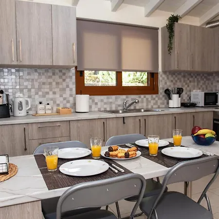 Kineri House Apartman *