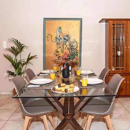 Kineri House Apartman *