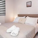 Апартаменты Kineri House *
